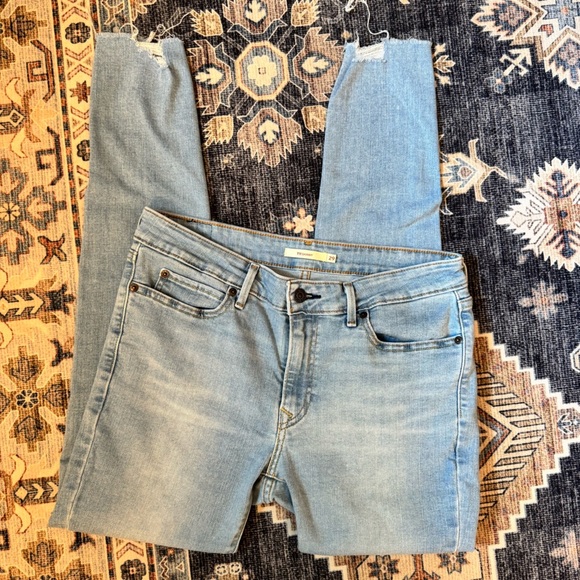 Levi’s 711 Skinny Women’s Jeans Light Wash Distressed Hem Size 29 - Picture 3 of 16